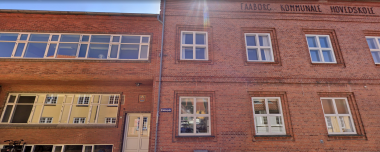 Indgangen til biblioteket